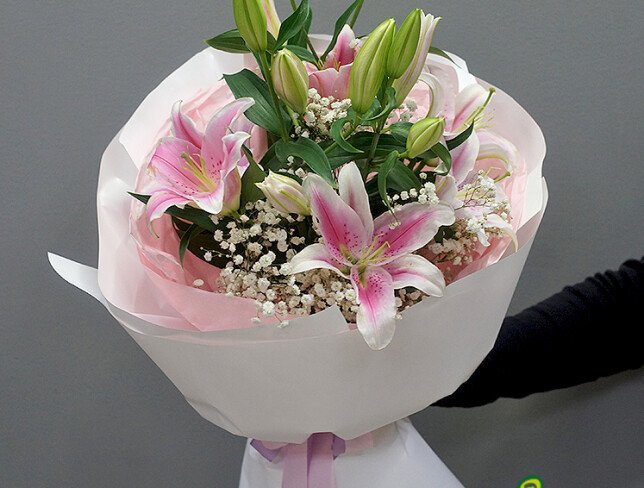 Buchet din crini roz si gypsophila alba foto