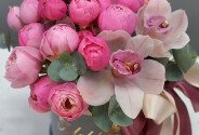 Cutie cu trandafiri roz de tip bujor si orhidee — foto 2
