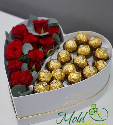 Cutie cu trandafiri rosii si bomboane Ferrero Rocher foto 394x433