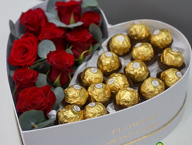 Cutie cu trandafiri rosii si bomboane Ferrero Rocher foto