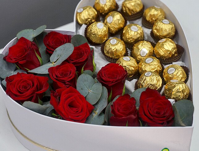 Cutie cu trandafiri rosii si bomboane Ferrero Rocher foto