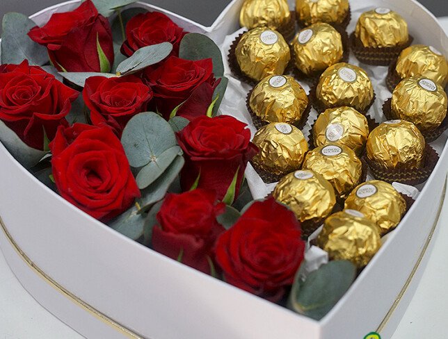 Cutie cu trandafiri rosii si bomboane Ferrero Rocher foto