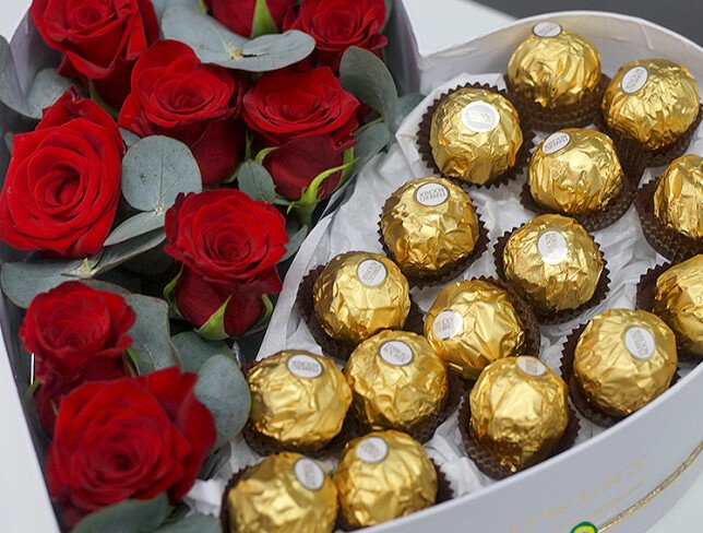 Cutie cu trandafiri rosii si bomboane Ferrero Rocher foto
