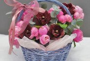 Корзинка с розовыми пионовидными розами и орхидеями — фото 1