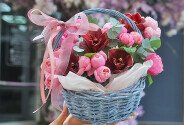 Корзинка с розовыми пионовидными розами и орхидеями — фото 3