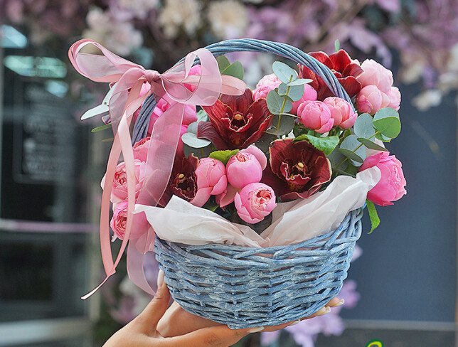 Корзинка с розовыми пионовидными розами и орхидеями Фото