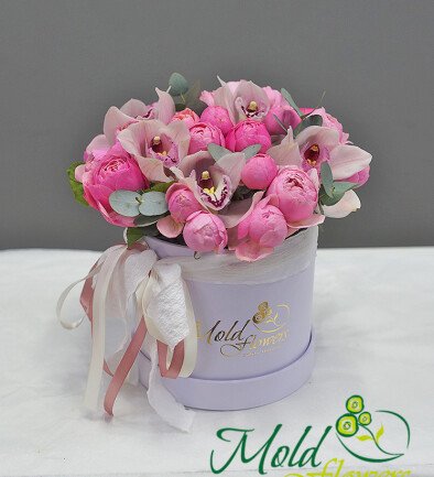 Box with Peony Roses and White Orchids photo 394x433