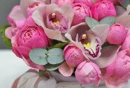 Box with Peony Roses and White Orchids — photo 2