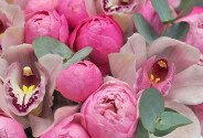 Box with Peony Roses and White Orchids — photo 4