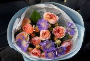 Букет из кремовых пионовидных роз и скабиозы — фото 5