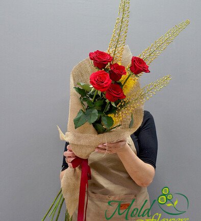 Bouquet of Red Roses and Eremurus photo 394x433