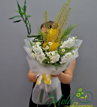 Bouquet of Daisies, Matthiola and Eremurus photo 394x433