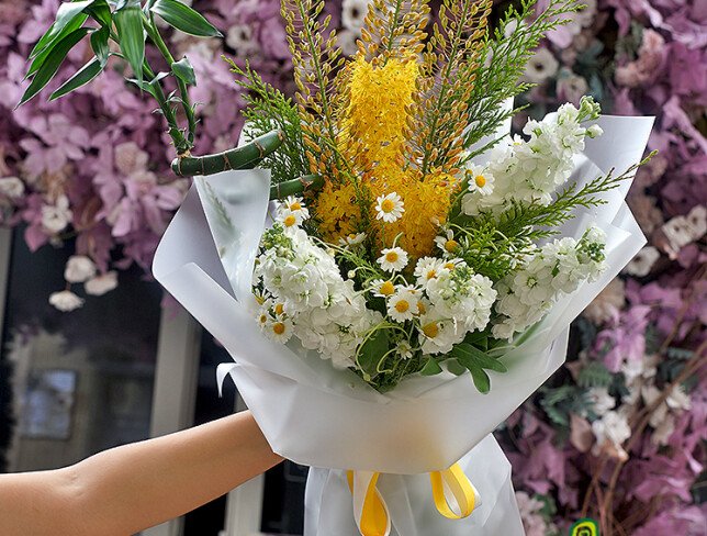 Bouquet of Daisies, Matthiola and Eremurus photo