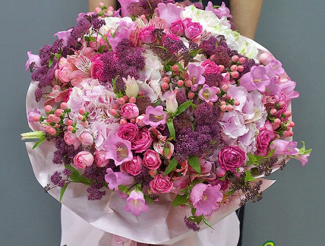 Buchet din hortensii roz, clopotei si trandafiri de tufa