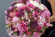 Buchet din hortensii roz, clopotei si trandafiri de tufa — foto 2