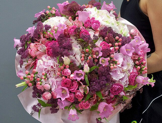 Buchet din hortensii roz, clopotei si trandafiri de tufa — foto 2
