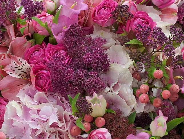 Buchet din hortensii roz, clopotei si trandafiri de tufa — foto 3