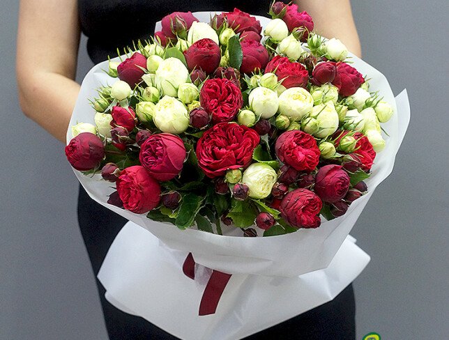 Buchet din trandafiri de tip bujor rosii si albi foto