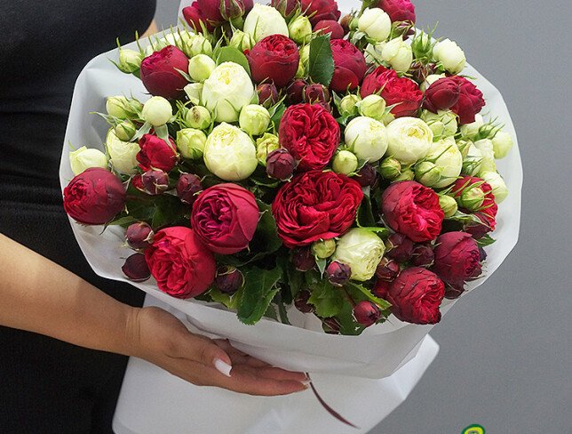Buchet din trandafiri de tip bujor rosii si albi foto