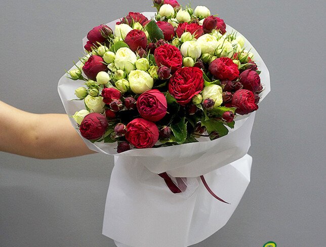 Buchet din trandafiri de tip bujor rosii si albi foto
