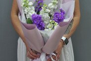 Buchet din matthiola mov si albe — foto 1