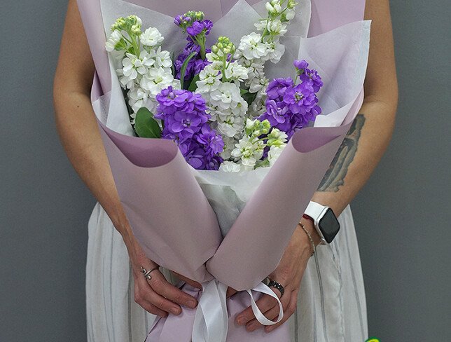 Buchet din matthiola mov si albe foto