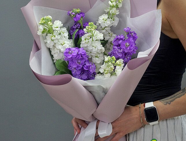 Buchet din matthiola mov si albe foto