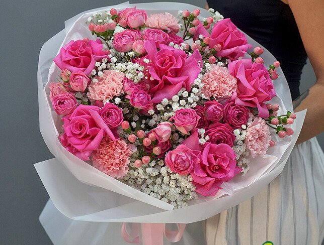Buchet din trandafiri roz, dianthus si gypsophila foto