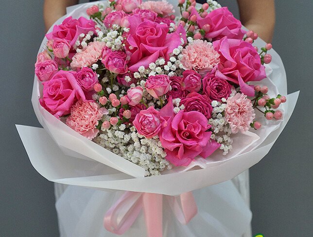 Buchet din trandafiri roz, dianthus si gypsophila foto
