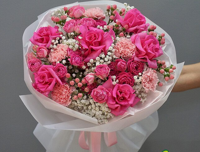 Buchet din trandafiri roz, dianthus si gypsophila foto