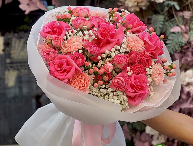 Buchet din trandafiri roz, dianthus si gypsophila foto