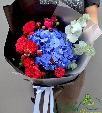 Buchet din hortensie albastra si trandafiri rosii foto 394x433