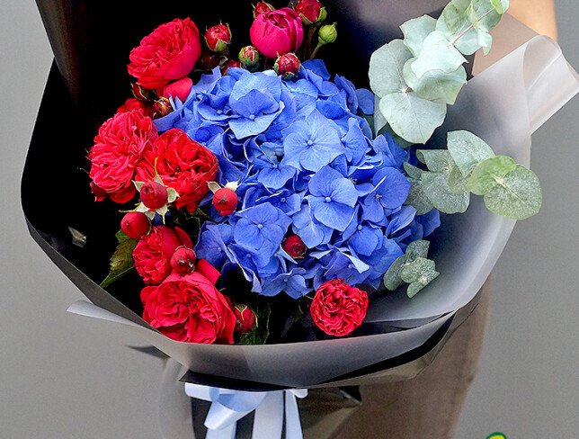 Buchet din hortensie albastra si trandafiri rosii foto