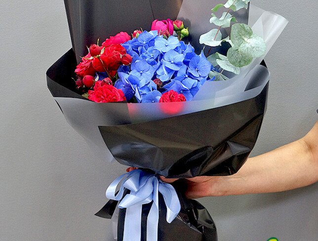 Buchet din hortensie albastra si trandafiri rosii foto