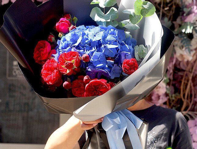 Buchet din hortensie albastra si trandafiri rosii foto