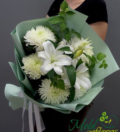 Buchet cu crini albi si crizanteme albe foto 394x433