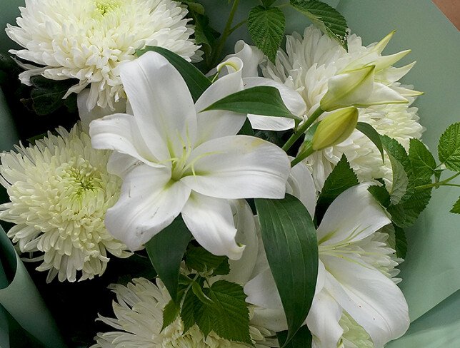Buchet cu crini albi si crizanteme albe foto