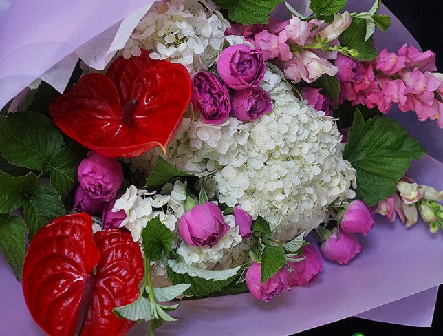 Букет с белыми гортензиями, красным антуриумом и розовыми розами Фото