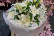 Buchet din crini albi — foto 4