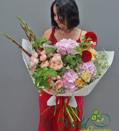 Buchet cu hortensii, trandafiri, anthurium și gladiole „Armonie de Vară” foto 394x433