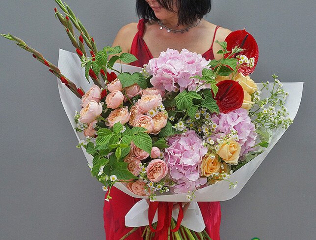 Buchet cu hortensii, trandafiri, anthurium și gladiole „Armonie de Vară” foto