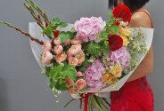 Buchet cu hortensii, trandafiri, anthurium și gladiole „Armonie de Vară” — foto 2