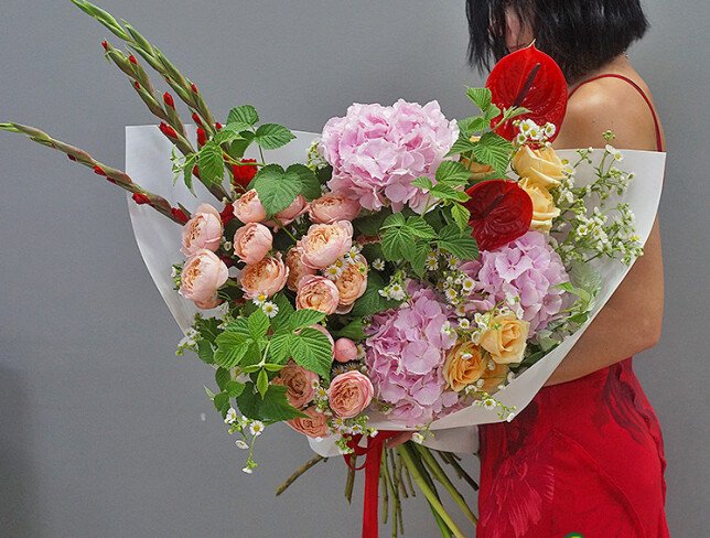 Buchet cu hortensii, trandafiri, anthurium și gladiole „Armonie de Vară” foto