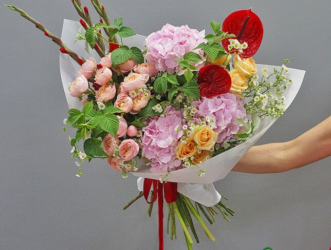 Buchet cu hortensii, trandafiri, anthurium și gladiole „Armonie de Vară” foto