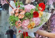 Buchet cu hortensii, trandafiri, anthurium și gladiole „Armonie de Vară” — foto 4