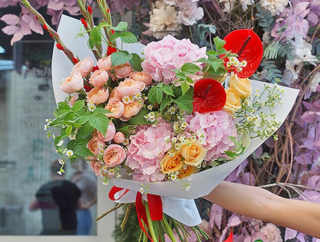 Buchet cu hortensii, trandafiri, anthurium și gladiole „Armonie de Vară” foto