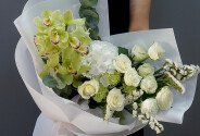 Bouquet with white hydrangea, roses, and green Cymbidium orchids — photo 1