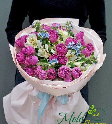 Buchet din trandafiri roz tufa si alstroemeria foto 394x433