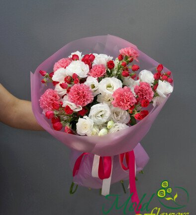 Buchet din garoafe roz, trandafiri de tufa fucsia si eustoma alba foto 394x433