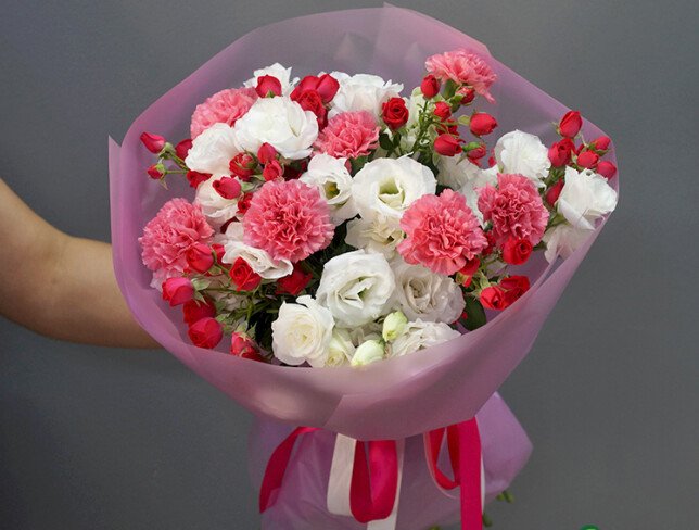 Buchet din garoafe roz, trandafiri de tufa fucsia si eustoma alba foto